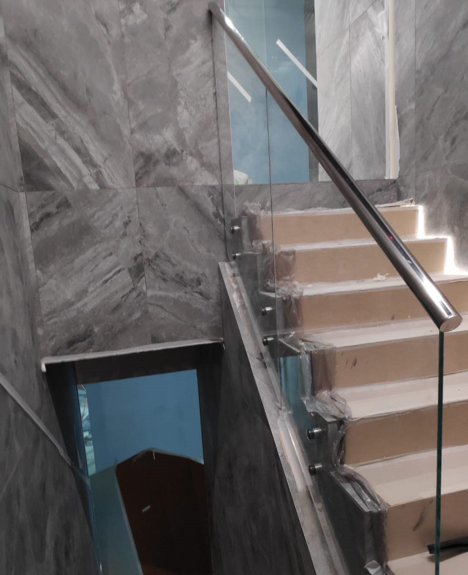 Цельностеклянные перила с нержавеющими поручнями