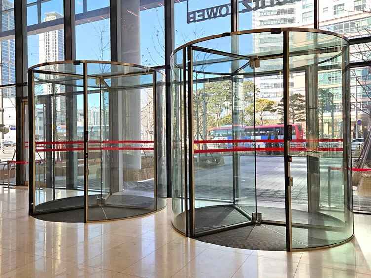 Револьверные автоматические двери для ТЦ