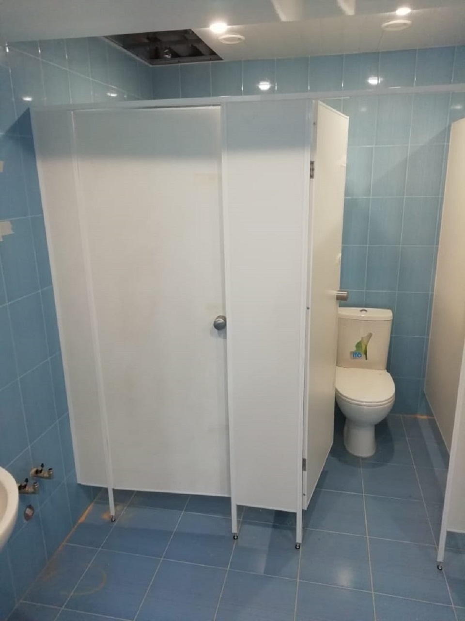 Туалетные кабины на предприятии