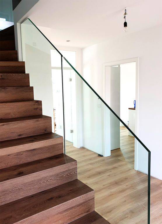 Стеклянная лестница — новое слово в дизайне интерьера