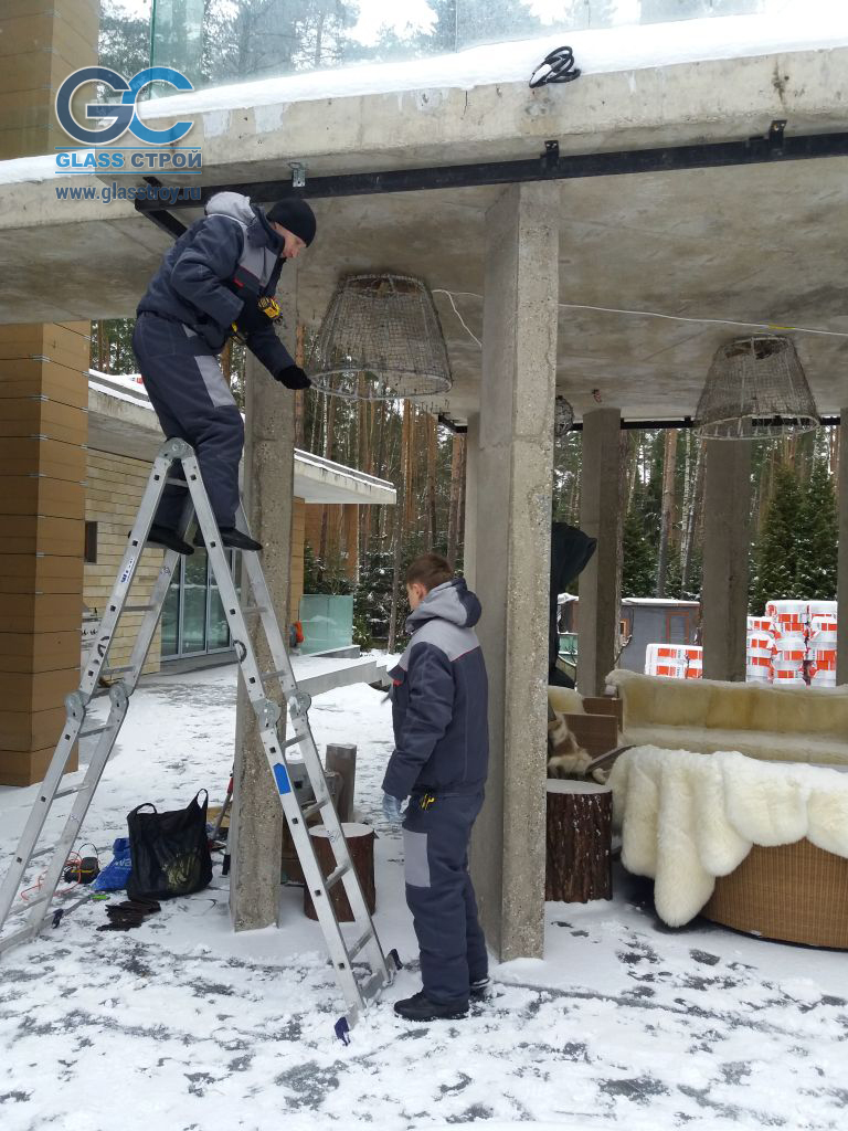 Безрамное остекление террасы раздвижными конструкциями в Москве