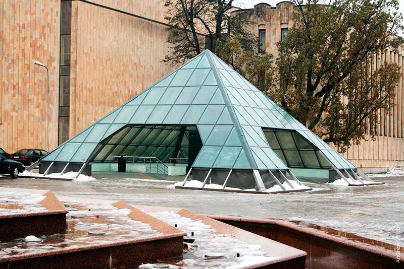 Стеклянная пирамида в Санкт-Петербурге.