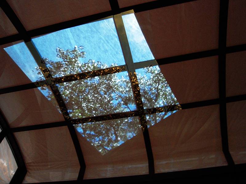 Стильное решение: стеклянный потолок с подсветкой