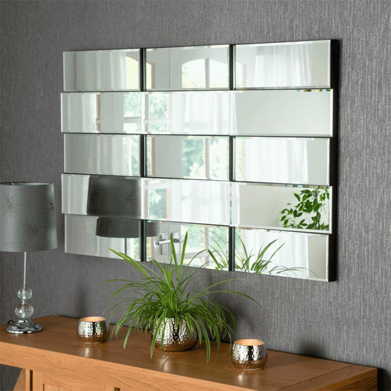 Красивое украшение стен комнаты зеркальным декором